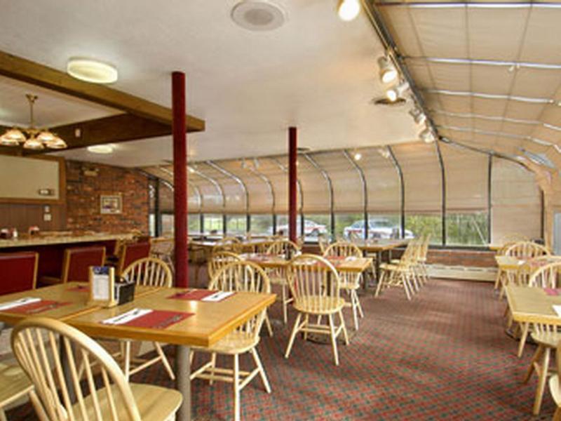 Hotel Howard Johnson By Wyndham Bangor Restaurant photo